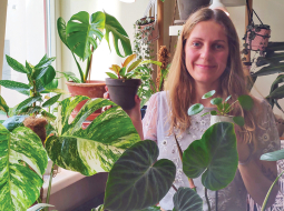 Sindijas Lūsītes izveidotais Instagram konts @iamtheplantilicious ļauj sekot līdzi viņas ceļojumam istabas augu valstībā.
Foto no personīgā arhīva