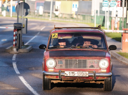  Vitālijs no Ukrainas ar ceļabiedru šķērso robežu. Pēc četru dienu gaidīšanas robežpunktā, abi dosies uz Varšavu.
Foto — Reinis Hofmanis