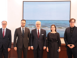 Progresīvo pārstāvji tikšanās laikā ar Valsts prezidentu Egilu Levitu (centrā) 3. oktobrī. No kreisās: Andris Sprūds, partijas Ministru prezidenta amata kandidāts Kaspars Briškens, partijas līdzvadītāja Antoņina Ņenaševa un partijas valdes loceklis Mārtiņš Kossovičs.
Foto — LETA