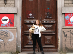 Studente Līna kā brīvprātīgā kopš janvāra darbojas teātra trupā Kvadrifrons.
Foto — Annija Krūmiņa