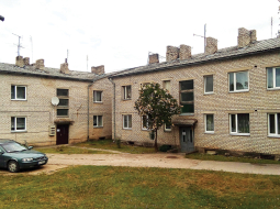 Daudzdzīvokļu nams Valdemārpilī pirms renovācijas.
Foto — Kaspars Poriņš