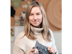 Tautas lietišķās mākslas studijas Valdziņš vadītāja Sandra Lismane ar savām kolēģēm jau otro reizi piedalās akcijā Adījumi, darinot zeķes, ko sūtīt uz fronti Ukrainā.
Foto — Reinis Inkēns