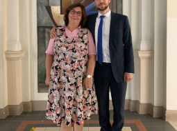 Tomass Pildegovičs un skolotāja Ina Evardsone. Foto no autora albuma