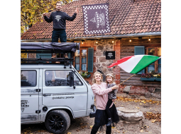 Evija un Artis Žentiņi ar jaunāko meitu Florenci.
Foto — Ieva Salmane