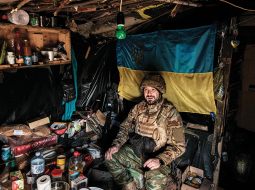 Ukrainas 5. kājnieku pulka karavīrs bunkurā austrumu frontē Doneckas reģionā.
Foto — Scanpix