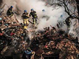 Ukraiņu ugunsdzēsēji pēc Krievijas armijas palaista drona kamikadzes trāpījuma dzīvojamajā ēkā Kijivā 17. oktobrī.
Foto — Scanpix