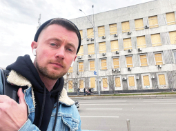 Volodimirs Birjukovs pie ēkas Kijivas centrā, kurai trūkst logu.
Foto no personīgā arhīva