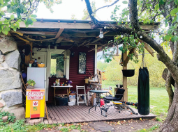 Nelielo namiņu vizuāli un arī praktiski paplašina terase.
Foto no personīgā arhīva