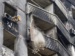 No krievu bombardēšanas visvairāk cietušajā Harkivas rajonā Saltivkā. Foto – Scanpix