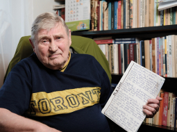 «Nezin kāpēc ir sākušies jauni laiki, bet cilvēki jau ir tie paši vecie. To es skaudri apzinos,» par piedzīvoto lēģerī atmiņu grāmatā raksta Egīls Skudra. Foto –Reinis Inkēns