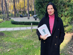 Ilze Grase-Ķibilde: «Kad Ukrainā sākās karš, man vairs negribējās grāmatu izdot arī krievu valodā. Tomēr racionālie argumenti ņēma virsroku: ir jāvēršas pie krievvalodīgajiem, ja gribam, lai integrācija ir veiksmīga». Foto no personīgā arhīva