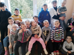 Natālija Pesocka ar saviem audzēkņiem. Foto no privātā arhīva