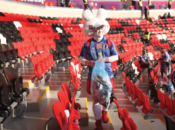 Viens no Katarā notiekošā pasaules futbola kausa pārsteigumiem ir japāņu fani — pēc savas valsts izlases spēlēm vairāki no viņiem palika stadionā, lai sakoptu ar tukšām limonādes pudelēm, papīra turzām, apelsīnu mizām un citiem atkritumiem piedrazotās tribīnes.
Foto — Scanpix