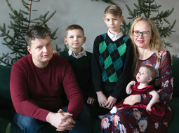 Arnolds un Agnese Skirmaņi ar trīs adoptētajiem bērniem. Mamma iedrošina — ja kāda ģimene vēlas adoptēt bērniņu, lai nebaidās no noteiktajām diagnozēm. Tās bieži vien ir pārspīlētas.
Foto — Laura Šūlmeistare