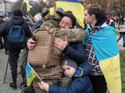 Iedzīvotāji Hersonā 
11. novembrī sagaida ukraiņu karavīrus pēc pilsētas atbrīvošanas. Foto – Scanpix
