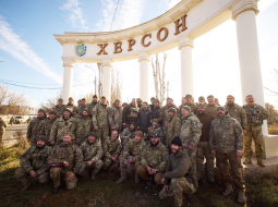 Ukrainas prezidents Volodimirs Zelenskis 14. novembrī pozē ar bruņoto spēku karavīriem atbrīvotajā Hersonā. Foto – Scanpix