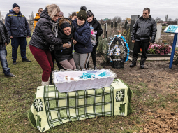 Marija Kamjaņecka ar māti un māsu sava dēliņa Serhija bērēs 25. novembrī. Mazuli Marija nēsāja visus deviņus kara mēnešus, un viņš gāja bojā tikai divas dienas pēc piedzimšanas, kad Krievijas raķete trāpīja dzemdību nodaļai Viļņanskas pilsētā Zaporižjas apgabalā.
Foto — The Washington Post