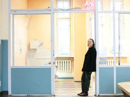 Agnese vada mākslas galeriju Ag, kurai nav pastāvīgu telpu — pagājušajā mēnesī tā mājoja Zasulauka stacijā.
Foto — Kristīne Madjare