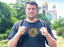 Basketbolists Staņislavs Medvedenko ar NBA čempiona gredzeniem pirms to pārdošanas.
Foto no personīgā arhīva