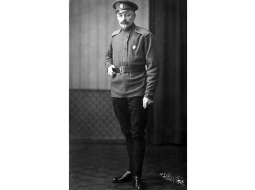 Rakstnieks Jānis Akuraters latviešu strēlnieku formas tērpā Pirmā pasaules kara laikā. 1917. gads. 
Foto — Mārtiņš Lapiņš, Rakstniecības un mūzikas muzeja krājums