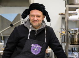 Šovasar Kaspars Gods apceļojis visu Latvijas jūras piekrasti, veidojot raidījuma Zivju sezona sērijas, kas brīvi pieejamas feisbukā.
Foto — Edgars Pohevičs