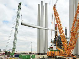 Anglijas ostā Hallā tiek izkrauti Siemens Gamesa Renewable Energy ražotie vēja turbīnu spārni. Uzņēmums gada laikā zaudējis 940 miljonus eiro