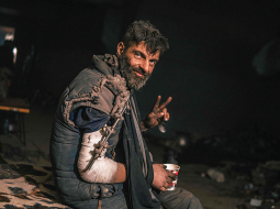 Mihailo Dianovs 11. maijā izplatītā fotogrāfijā redzams vienā no Mariupoles rūpnīcas Azovstaļ pazemes bunkuriem.
Foto — Scanpix