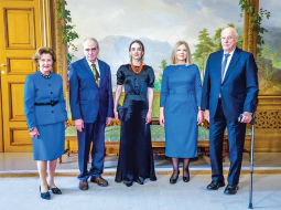 Norvēģijas galvaspilsētā Oslo sestdien pasniedza šāgada Nobela Miera prēmiju. Par ilggadējiem centieniem aizstāvēt pilsoņu pamattiesības to saņēma Krievijas cilvēktiesību centrs Memoriāls, Ukrainas Pilsonisko brīvību centrs un baltkrievu cilvēktiesību aktīvists Aļesjs Beļaskis, kurš atrodas ieslodzījumā. Memoriāla vadītājs Jans Račinskis paziņoja, ka Krievijas varas iestādes viņam ieteikušas atteikties no balvas.
Attēlā: Jans Račinskis (otrais no kreisās), Aļesja Beļaska sieva Natālija Pinčuka un Ukrainas Pilsonisko brīvību centra vadītāja Oleksandra Matvičuka pieņemšanā pie Norvēģijas karaļa Haralda V un karalienes Sonjas.
Foto — Scanpix