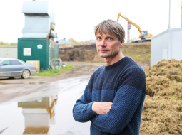 «Saimniekot bioloģiski ir daudz aizraujošāk, nekā domāt par iespējām nopelnīt aizvien vairāk un vairāk naudas,» uzskata zemnieku saimniecības Nodegi īpašnieks Gatis Ozols.
Foto — Ģirts Gertsons