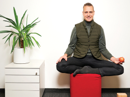 Katrs Māra Plūmes rīts sākas ar elpošanas vingrojumiem un meditāciju.
Foto — Edmunds Brencis