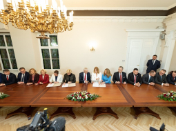 Krišjāņa Kariņa valdība preses konferencē Saeimā trešdien pie viena galda. Foto - Saeimas Preses centrs