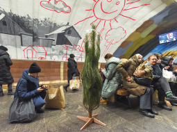 Kijivas iedzīvotāji 31. decembrī gaisa trauksmes laikā meklē patvērumu vienā no pilsētas metro stacijām.
Foto — Scanpix