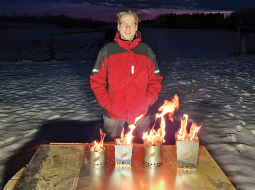 Vairāki desmiti Kārļa Cerbuļa taisīto krāsniņu Freedom Flame ir nokļuvušas Ukrainā, un 50 no tām nogādātas Karpatskij Sič bataljonam, kurā cīnās arī latvieši. Ja būs pieprasījums, Kārlis ir gatavs saražot vairākus tūkstošus.
Foto no personīgā arhīva