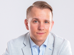 «Katram deputātam ir valstisks pienākums atbildēt saviem vēlētājiem. It īpaši tādiem, kas pie viņiem nāk ar dabisku interesi uzzināt, kas notiek pasaulē un valstī,» saka inženiereksperts Dāvis Golds, kurš brīvajā laikā darbojas organizācijā Global Shapers Riga HUB, radot un īstenojot sabiedrībai noderīgus projektus.
Foto no personīgā arhīva
