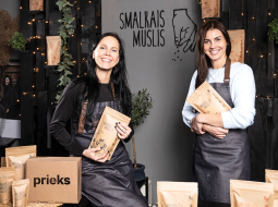 Ieva Biķe (no kreisās) un Ilze Kalāce-Bērziņa, SIA Smalkais muslis īpašnieces.
Foto — Ieva Salmane