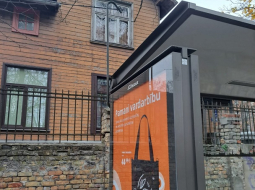Reklāmas stends Pārdaugavā. Foto - Dainis Deigelis