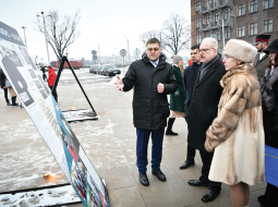 Ukrainas Nacionālās atmiņas arhīva direktors Ihors Kuļiks decembrī Rīgā iepazīstina Latvijas Valsts prezidentu Egilu Levitu ar izstādi Komunisms = Rašisms.
Foto no personīgā arhīva
