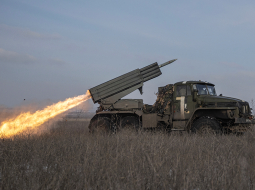 Ukrainas karavīri Doneckas apgabalā Ukrainā izšauj daudzkārtējās palaišanas raķešu sistēmu BM-21 Grad pa Krievijas pozīcijām frontes līnijā pie Marinkas pilsētas.
Foto — Scanpix
