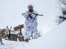 79. gaisa spēku brigādes karavīri frontes līnijas apgaitā pie Marinkas pilsētas Krievijas uzbrukuma laikā.
Foto — Scanpix