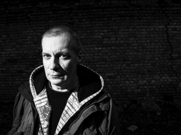 «Vēlos uzsvērt tieši kultūras nozīmi, apziņu, mugurkaulu. Mūs ar pārējo Austrumeiropu vieno kopējs padomju mantojums un atbrīvošanās no tā. Mēs esam mēs paši ar tiesībām uz savu skatījumu,» saka Andris Akmentiņš. 
Foto — Kristaps Kalns