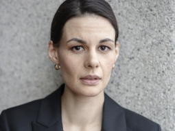 Aktrise Ieva Segliņa atveido galveno lomu Dailes teātra izrādē "Brands". Foto - Reinis Hofmanis