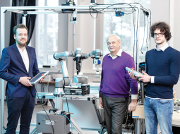 Elektronikas un datorzinātņu institūta direktors, vadošais pētnieks Modris Greitāns (vidū), pētnieks Jānis Ārents (pa kreisi) un zinātniskais asistents Pēteris Račinskis kopā ar pašu radīto gudro robotu.
Foto — Reinis Hofmanis
