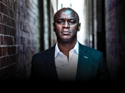 Britu dziedātājs Ola Onabule.
Publicitātes foto