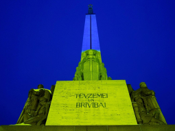 Brīvības piemineklis 24.februārī tika izgaismots Ukrainas karoga krāsās. Foto - LETA
