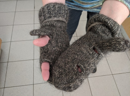 Dūraiņi ar īpaši izadītiem pirkstiem karavīriem, lai var šaut. Publicitātes foto