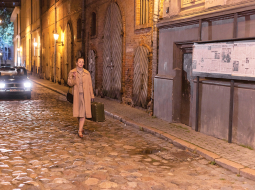 Filmā liels uzsvars likts uz Maijas Doveikas spēlēto Astru — tieši ar viņu filmā visspilgtāk redzams padomju vides drūmums un neieinteresētība cilvēkos.
Foto — Jānis Deinats