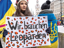 Ukraiņu aktīvisti ar plakātiem «Mums ir nepieciešami leopardi» protesta akcijā Minhenē.
Foto — Scanpix