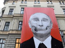 Plakāts pie Paula Stradiņa Medicīnas vēstures muzeja iepretī Krievijas vēstniecībai ar Putina noģīmi. Foto - LETA