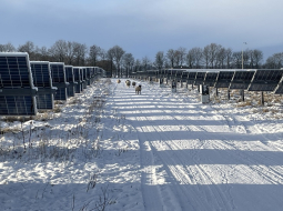 Industriālo saules paneļu parks ziemā. Foto - no "European Energy" arhīva