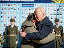ASV prezidents Džo Baidens apskaujas ar Ukrainas prezidentu Volodimiru Zelenski pie Kijivā ierīkotā memoriāla ar karā kritušajiem dzimtenes aizstāvjiem.
Foto — Scanpix